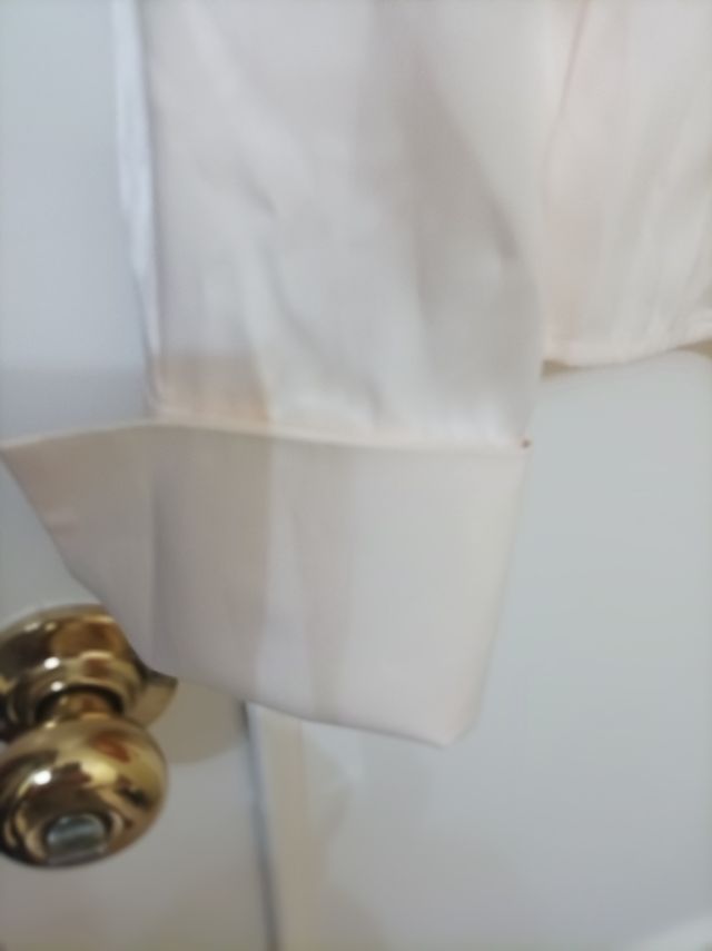 Blusa satén color crema marca Cortefiel.