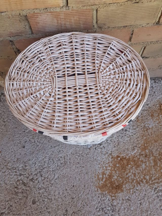 Vendo cestino in vimini bianco