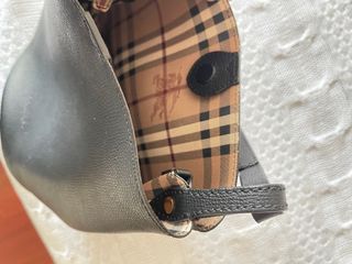 Bolso burberry negro cuero .