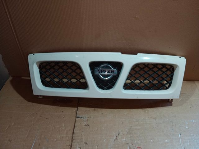 calandria delantera Nissan Terrano 2