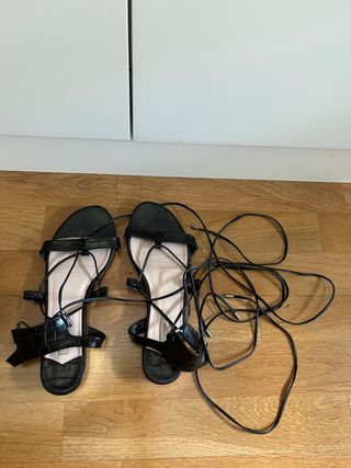 Sandalias romanas piel T37. Uterqüe