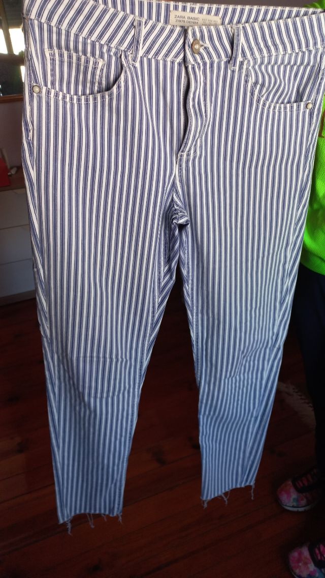 Pantalón vaquero de rayas blanco y azul