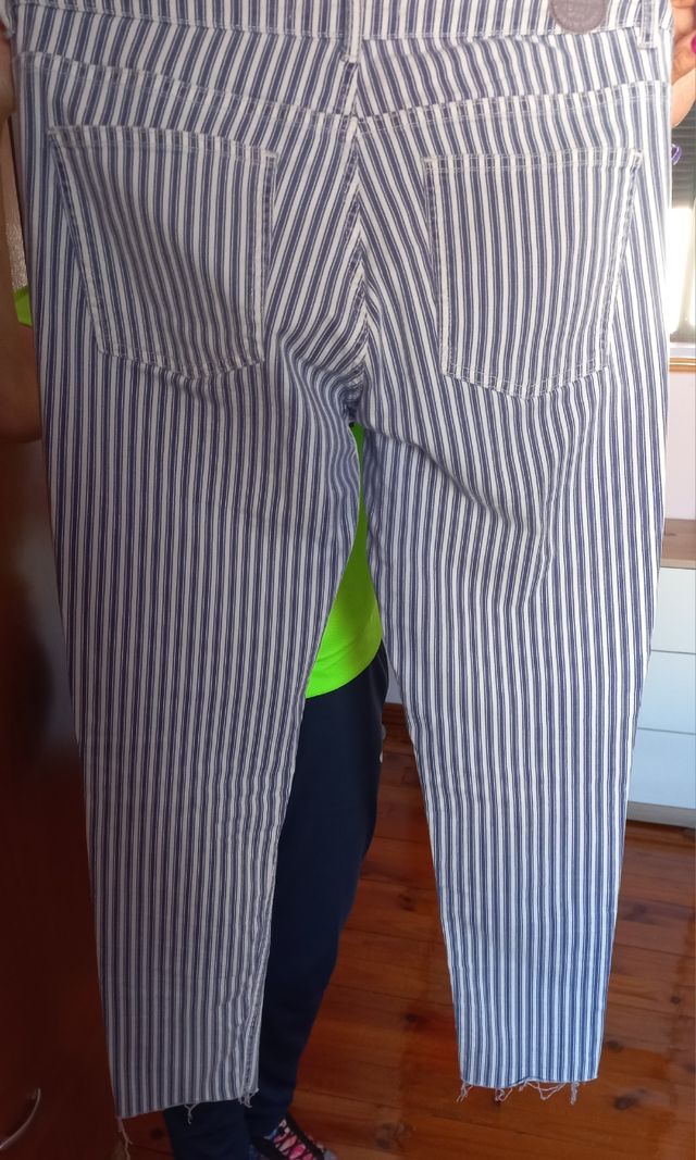 Pantalón vaquero de rayas blanco y azul
