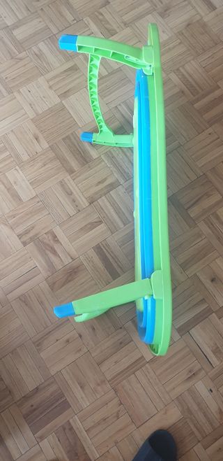 bañera de bebés verde.