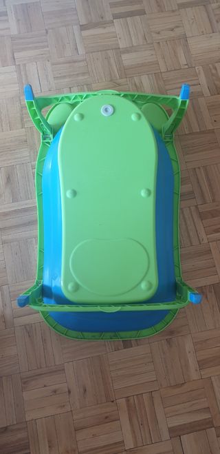 bañera de bebés verde.