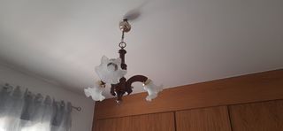 Lampara de techo con tres brazos de madera.