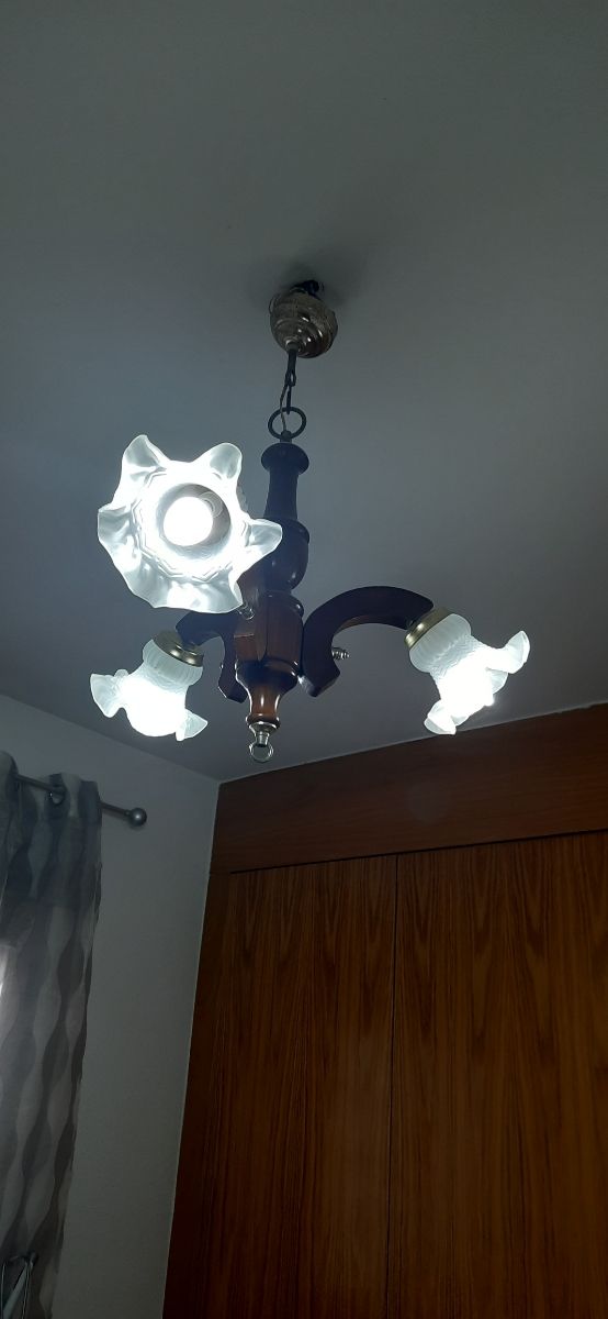 Lampara de techo con tres brazos de madera.