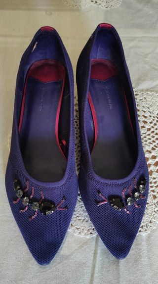 Zapato tacón bajo con pedreria.