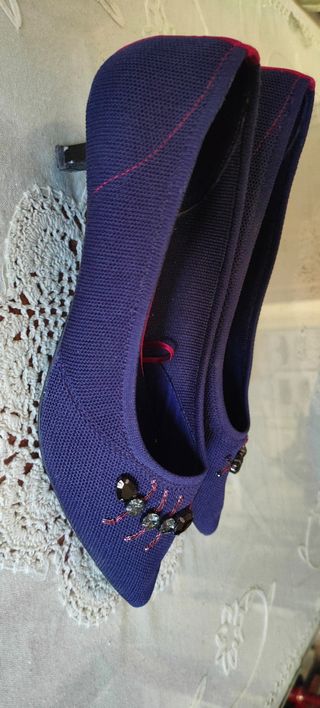 Zapato tacón bajo con pedreria.