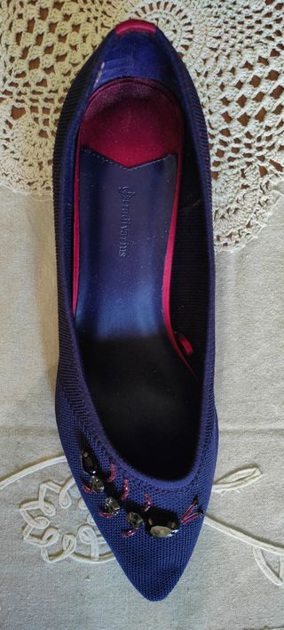 Zapato tacón bajo con pedreria.