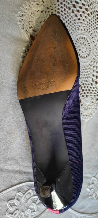 Zapato tacón bajo con pedreria.