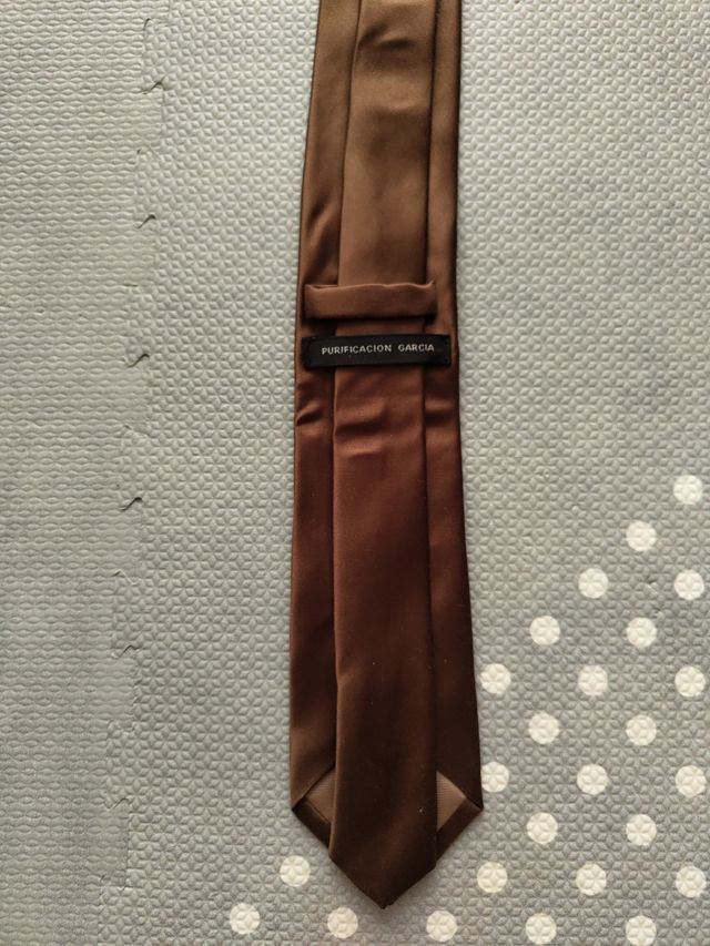Corbata marrón Purificación García