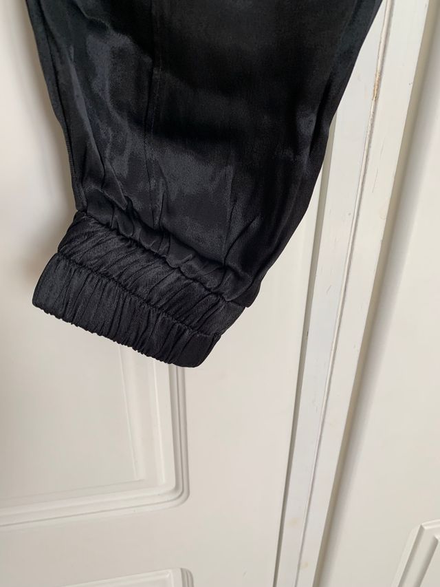 Pantalón de fiesta en raso negro de Zara talla S