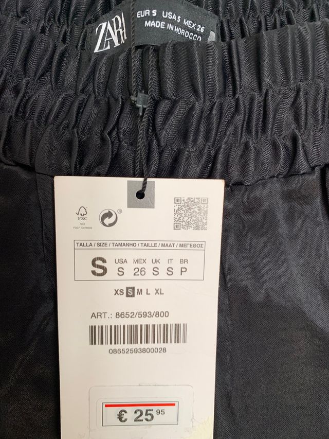 Pantalón de fiesta en raso negro de Zara talla S