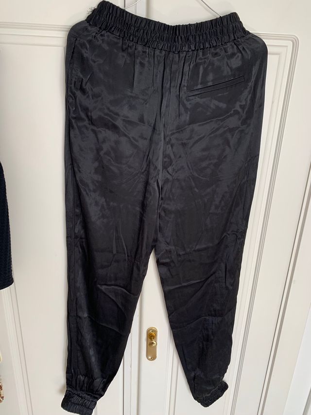Pantalón de fiesta en raso negro de Zara talla S