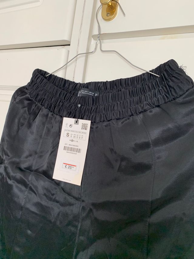 Pantalón de fiesta en raso negro de Zara talla S