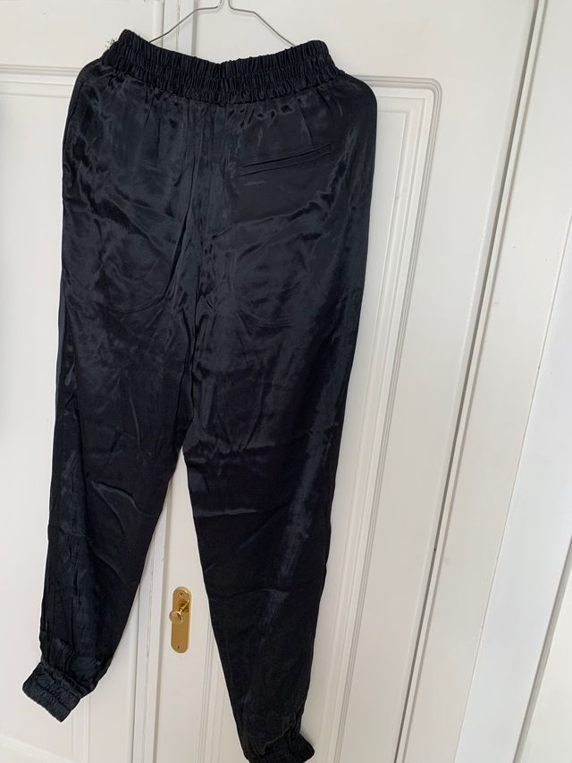 Pantalón de fiesta en raso negro de Zara talla S
