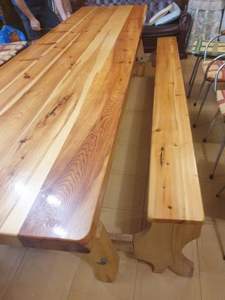 mesa madera maciza y  bancos merendero  .