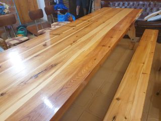 mesa madera maciza y  bancos merendero  .