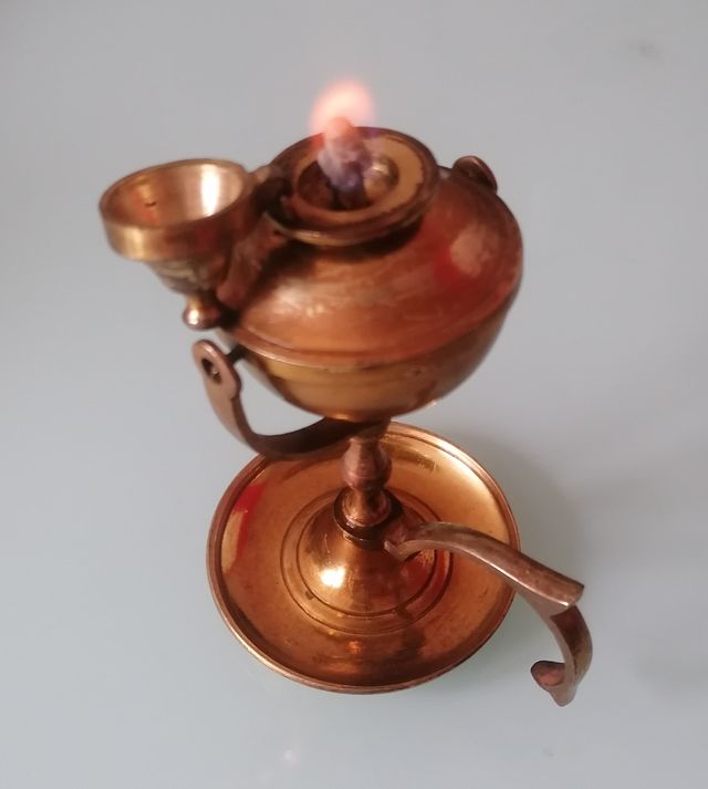 Antigua palmatoria de aceite en bronce