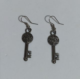 Pendientes plateados en forma de llaves a estrenar
