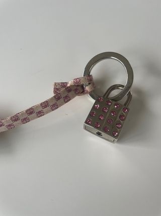 Loewe llavero charm rosa y Swarovski