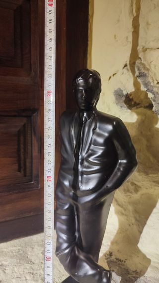 Figura de porcelana grande. Hombre con traje Medid