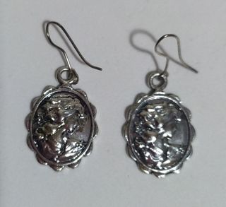 Pendientes plateados con camafeo con mujer, nuevo