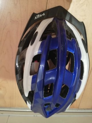 Varios modelos, tallas y colores de cascos bicis