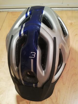 Varios modelos, tallas y colores de cascos bicis