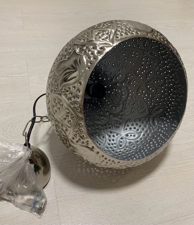 Lámpara colgante de metal calado y arabescos