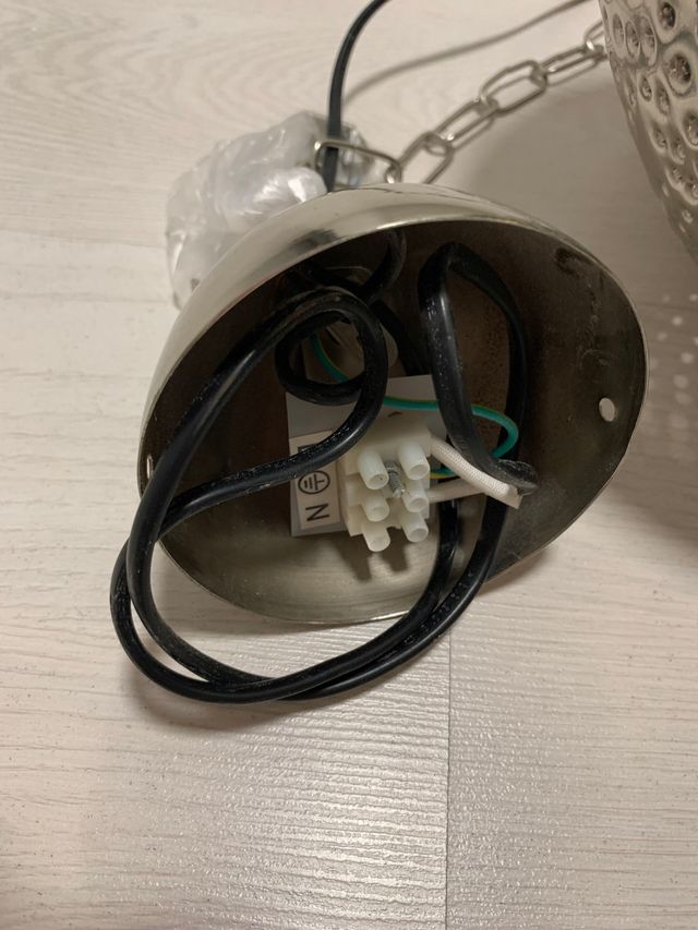 Lámpara colgante de metal calado y arabescos