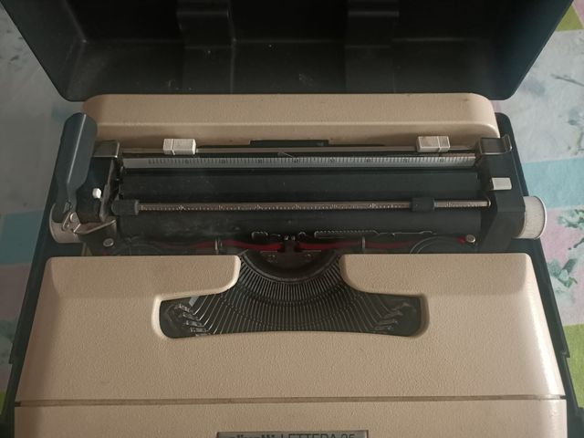 Maquina de escribir olivetti LETTERA 35