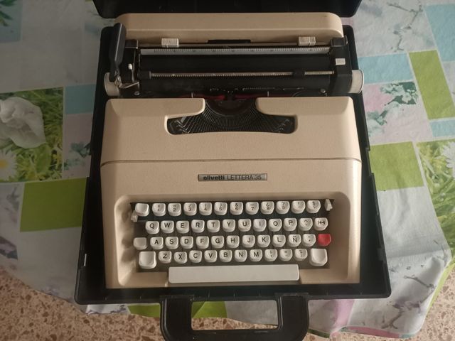 Maquina de escribir olivetti LETTERA 35