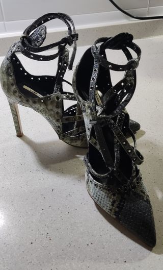 zapato tacón  piel  serpiente