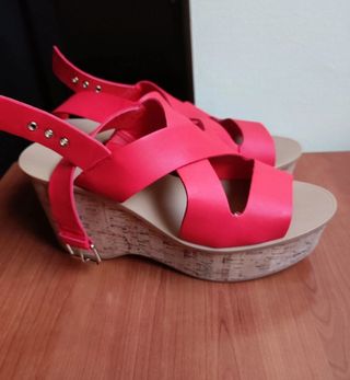 Sandalia cuña coral