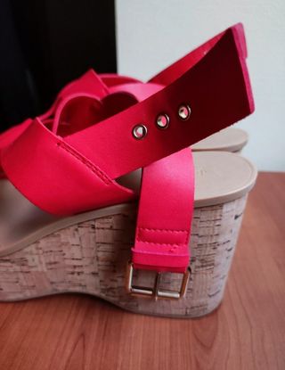 Sandalia cuña coral