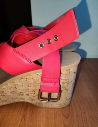 Sandalia cuña coral