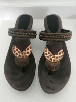 zapatillas de goma con cuña. 