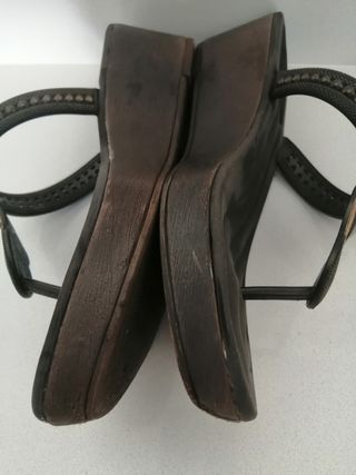 zapatillas de goma con cuña. 