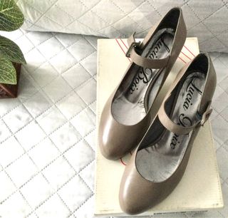 Zapatos color beige/ topo