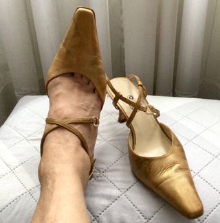 Zapatos dorados sin talón 