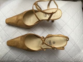 Zapatos dorados sin talón 