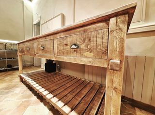 Mueble mostrador de madera maciza