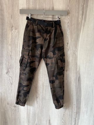 Pantalón militar Bershka 