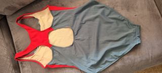 Bañador gris rojo piscina mujer