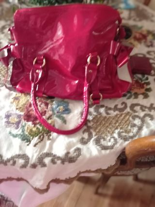 bolso de cuero rojo marca Idimoni