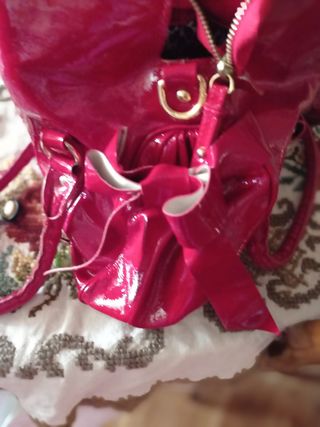 bolso de cuero rojo marca Idimoni