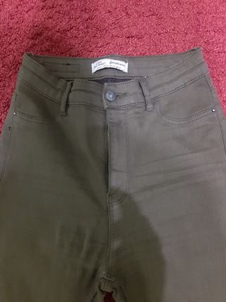 Pantalón pitillo verde militar talla 34