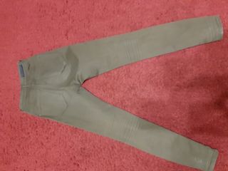 Pantalón pitillo verde militar talla 34